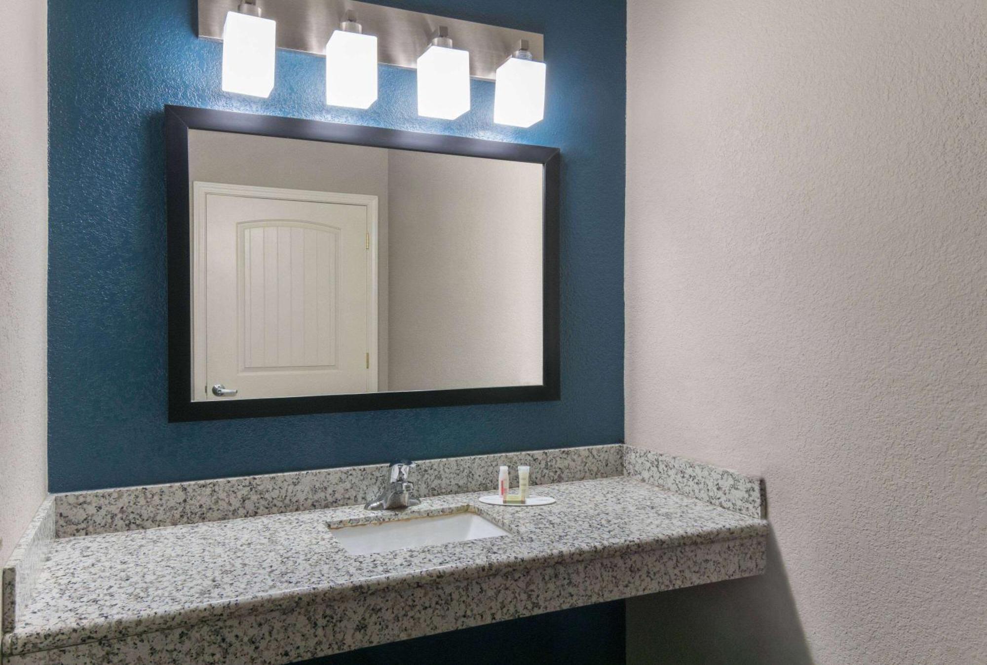 Super 8 By Wyndham San Antonio Near Fort Sam Houston Екстериор снимка